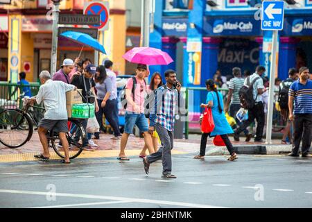 lavoratori migranti in little india street singapore, singapore, little india singapore, colorata little india, migranti indiani singapore, dipinti murali Foto Stock