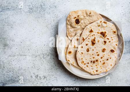 Pita cappati indiani fatti in casa su sfondo grigio. Cucina vegetariana. Foto Stock