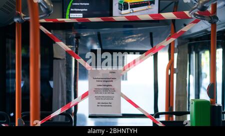 Hannover, Germania. 27 aprile 2020. Il conducente dell'autobus è separato dai passeggeri da una banda di flutter. Da lunedì, le maschere sono obbligatorie in bassa Sassonia per i trasporti pubblici e i negozi. Credit: OLE Spata/dpa/Alamy Live News Foto Stock