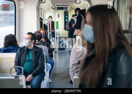 Hannover, Germania. 27 aprile 2020. I passeggeri indossano un paraluzzi sul sistema di guida leggera. Da lunedì, le maschere sono obbligatorie in bassa Sassonia per i trasporti pubblici e i negozi. Credit: OLE Spata/dpa/Alamy Live News Foto Stock