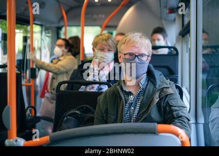 Hannover, Germania. 27 aprile 2020. Erik indossa una guardia della bocca sull'autobus. Da lunedì, le maschere sono obbligatorie in bassa Sassonia per i trasporti pubblici e i negozi. Credit: OLE Spata/dpa/Alamy Live News Foto Stock