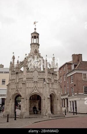 Chichester Cross, una croce del mercato risalente al 15 ° secolo nel centro di Chichester, Sussex occidentale, Inghilterra, Regno Unito. Foto Stock