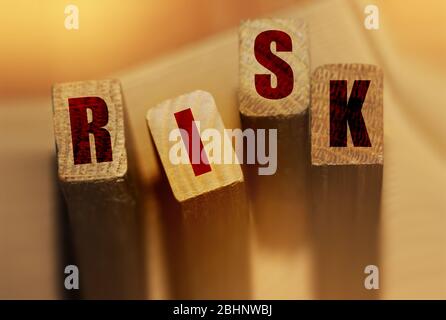 Parola di rischio su blocchi di legno. Se,fuoco lettivo. Concetto di gestione del rischio aziendale. Concetto di assistenza sanitaria Foto Stock