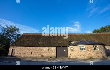 Il maniero del 13 ° secolo Barn, Whiston, vicino Rotherham, South Yorkshire, Inghilterra, Regno Unito. Foto Stock