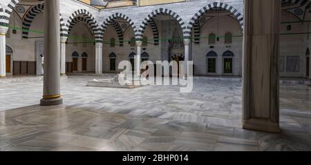 Ashgabat, Turkmenistan - 1 giugno 2019: La Moschea di Ertugrul Gazi, cortile, nella città bianca e marmorea di Asjchabad con grandi edifici e landmar Foto Stock