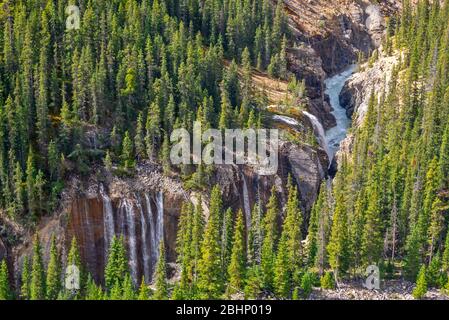 Cascate nella Sunwapta Valley, vista dal Glacier Skywalk nel Jasper National Park, Rocky Mountains, Alberta, Canada Foto Stock