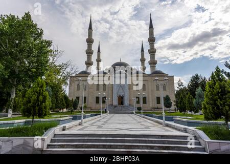 Ashgabat, Turkmenistan - 1 giugno 2019: La Moschea di Ertugrul Gazi, nella città bianca e marmorea di Asjchabad con grandi edifici e monumenti a Turkm Foto Stock