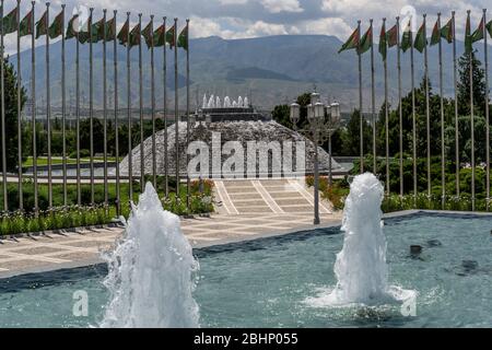 Asjchabad, Turkmenistan - 1 giugno 2019: La città bianca e marmorea di Asjchabad con fontane e bandiere in Turkmenistan. Foto Stock