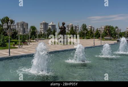 Asjchabad, Turkmenistan - 1 giugno 2019: La città bianca e marmorea di Asjchabad con fontane e monumenti in Turkmenistan. Foto Stock