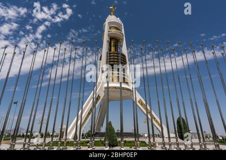 Asjchabad, Turkmenistan - 1 giugno 2019: La città bianca e marmorea di Asjchabad con monumento alla neutralità in Turkmenistan. Foto Stock