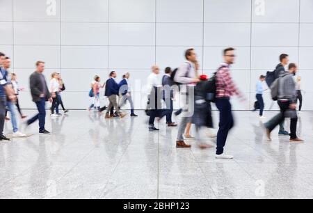 Molte persone anonime e offuscate vanno a fiere o congressi Foto Stock