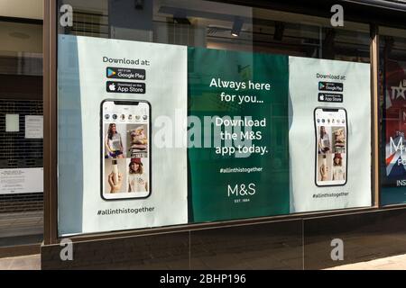 Promozione per l'applicazione M&S in una vetrina durante la pandemia di Coronavirus 2020 COVID-19. Foto Stock