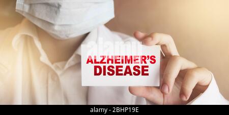 Medico in possesso di una carta con diagnosi di malattia di Alzheimer. Concetto di assistenza sanitaria anziana senior Foto Stock