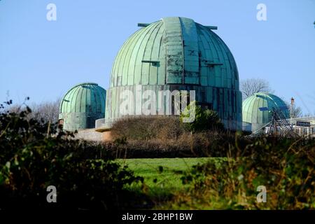 Cupole in rame dell'Osservatorio di Herstmonceux, l'ex sito dell'Osservatorio di Greenwich nel Sussex orientale, Regno Unito Foto Stock