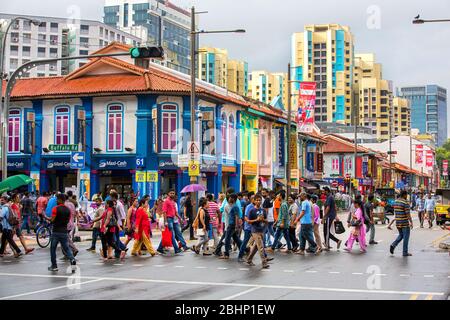 lavoratori migranti in little india street singapore, singapore, little india singapore, colorata little india, migranti indiani singapore, dipinti murali Foto Stock