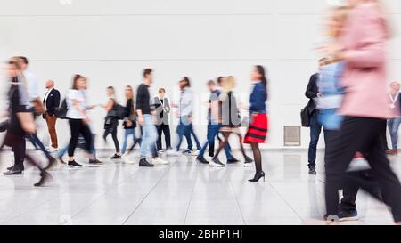 Molte persone come visitatori anonimi nel centro commerciale o in aeroporto Foto Stock