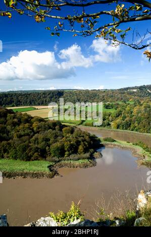 Fiume Wye da Wintours Leap, sul sentiero Offas Dyke, Chepstow, confine inglese gallese. Foto Stock