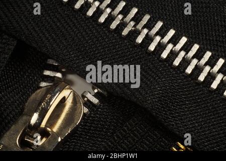 Primo piano di un dispositivo di fissaggio ZIP. Un elemento importante di molti vestiti. Foto Stock