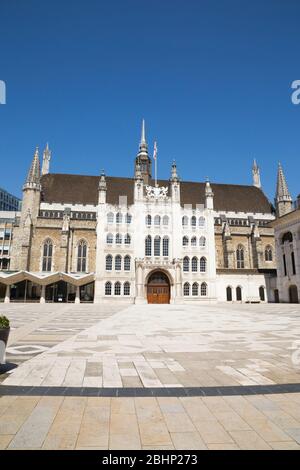 Vista della Sala Grande di Guildhall, sulla Corte di Aldermens. Città di Londra. REGNO UNITO. Sul terreno una linea curva di 80 m di larghezza di pietra scura segue il bordo dell'antico anfiteatro romano. (118) Foto Stock