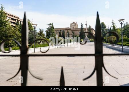 GRANADA, SPAGNA, 23 APRILE 2020 Vista della Piazza Triunfo vuota di gente Foto Stock