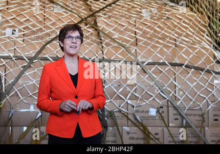 27 aprile 2020, Sassonia, Schkeuditz: Annegret Kramp-Karmenbauer (CDU), ministro federale della difesa, si trova in un Antonov all'aeroporto di Lipsia/Halle di fronte a un trasporto delle forze armate tedesche con maschere protettive. Le maschere erano precedentemente atterrate all'aeroporto con il più grande velivolo da carico del mondo, l'Antonov 225. Secondo la Bundeswehr, l'"ascensore aereo" proveniente dalla Cina consiste in un totale di tre voli merci. Circa 25 milioni di maschere protettive saranno volate in Germania. Il trasporto fa parte dell'assistenza amministrativa della Bundeswehr nella crisi di Corona. Foto: Hendrik Schmidt/dp Foto Stock