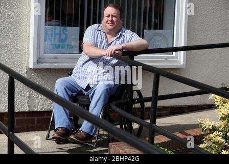 Paul Gallagher, nella sua casa a Belfast, Irlanda del Nord, che ha detto che le infermiere che si trovano ad affrontare la pandemia dovrebbero mantenere la speranza per il futuro. Foto Stock