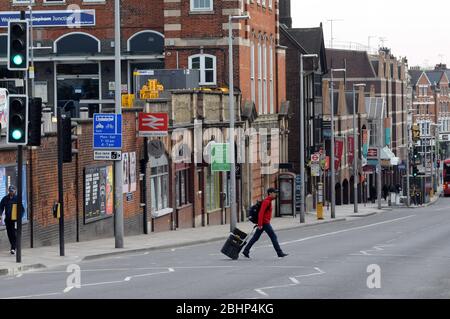 Londra, Regno Unito. 27 aprile 2020. La stazione Clapham Junction rimane tranquilla all'ora di punta del lunedì mattina nonostante i rapporti di maggiore attività nonostante il blocco dei coronavirus. Credit: JOHNY ARMSTEAD/Alamy Live News Foto Stock