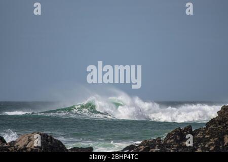 Un'onda selvaggia che si rompe al largo della costa di Fistral a Newquay in Cornovaglia. Foto Stock