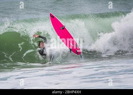 Spettacolare azione di surf selvaggia al Fistral di Newquay in Cornovaglia. Foto Stock