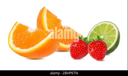 Arancio maturo, calce e fragola isolato su sfondo bianco Foto Stock