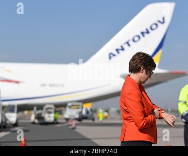 27 aprile 2020, Sassonia, Schkeuditz: Annegret Kramp-Karmenbauer (CDU), ministro federale della difesa, attende all'aeroporto di Lipsia/Halle un trasporto tedesco con maschere protettive per atterrare all'aeroporto. Le maschere arriveranno all'aeroporto nel più grande velivolo da carico del mondo, l'Antonov 225. Secondo la Bundeswehr, l'"ascensore aereo" proveniente dalla Cina consiste in un totale di tre voli merci. Circa 25 milioni di maschere protettive saranno volate in Germania. Il trasporto fa parte dell'assistenza amministrativa della Bundeswehr nella crisi di Corona. Foto: Hendrik Schmidt/dpa-Zentralbild/dp Foto Stock