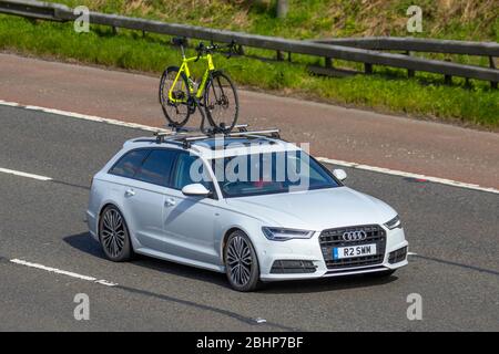 2017 bianco Audi A6 Sline Black ed TDI ULT; veicoli veicolari in movimento, veicolo di guida su strade britanniche, motori, motorizzazione sull'autostrada M6 Foto Stock