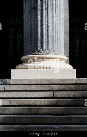 Base colonna Corinthiana in marmo nell'edificio pubblico. Foto Stock