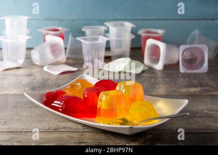 Gelatine di diversi sapori su sfondo legno Foto Stock