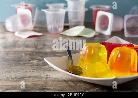 Gelatine di diversi sapori su sfondo legno Foto Stock