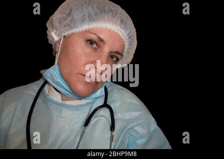 L'immagine isolata di infermiere o medico è pneumatici e si esaurisce dopo un duro lavoro in ospedale o in clinica. Coronavirus COVID-19 pandemico. Donna bianca in unifor Foto Stock