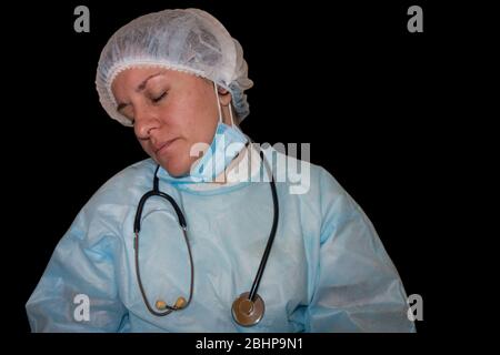 Immagine isolata del sonno di un medico o di un infermiere. Coronavirus COVID-19 pandemico. Donna stanca ed esausta in uniforme dorme in ospedale o in clinica dopo duro Foto Stock