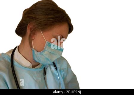 Immagine isolata del sonno di un medico o di un infermiere. Coronavirus COVID-19 pandemico. Donna stanca ed esausta in uniforme dorme in ospedale o in clinica dopo duro Foto Stock