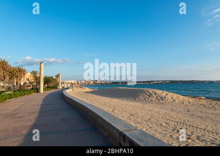 PALMA DE MALLORCA, SPAGNA - 23 2020 APRILE : Playa de Palma at - Corona Lock Down in Mallorca il 23 aprile 2020 a Palma de Mallorca, . (Foto di Thomas Reiner/ESPA-Images) Foto Stock