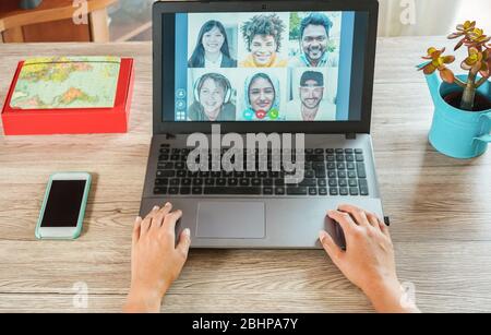 Insegnante donna che ha una videochiamata con studenti multirazziali durante la quarantena isolamento - Gruppo di persone che chattano online - tecnologia e amicizia Foto Stock