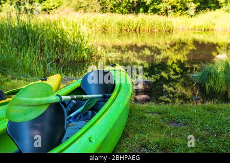 Kayak in un campo turistico. Campeggio. Sosta turistica. Foto Stock