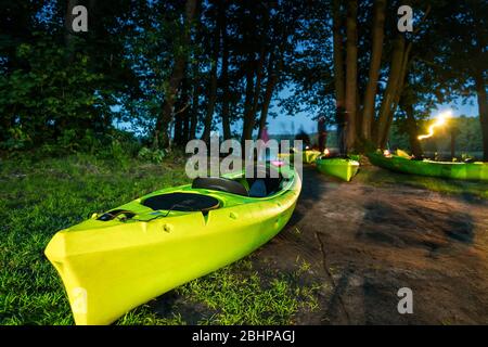 Kayak in un campo turistico notturno. Campeggio. Sosta turistica. Foto Stock