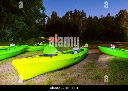 Kayak in un campo turistico notturno. Campeggio. Sosta turistica. Foto Stock