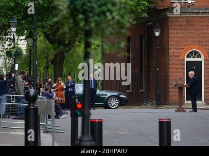 Londra, Regno Unito. 27 aprile 2020. Il primo ministro, Boris Johnson, fa una dichiarazione a 10 Downing Street circa il Coronavirus e la situazione di blocco. Credit: Mark Thomas/Alamy Live News Foto Stock