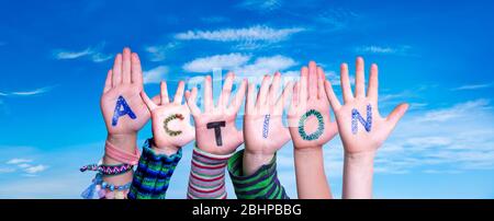 Bambini mani costruire parola azione, cielo blu Foto Stock