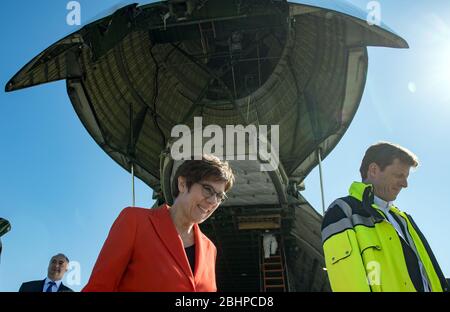 27 aprile 2020, Sassonia, Schkeuditz: Annegret Kramp-KARrenbauer (CDU), ministro federale della difesa, lascia un Antonov con un trasporto Bundeswehr all'aeroporto di Lipsia/Halle. Il trasporto con maschere protettive era atterrato in precedenza all'aeroporto con il più grande aereo da carico del mondo, l'Antonov 225. Secondo la Bundeswehr, l'"ascensore aereo" proveniente dalla Cina consiste in un totale di tre voli merci. Circa 25 milioni di maschere protettive saranno volate in Germania. Il trasporto fa parte dell'assistenza amministrativa della Bundeswehr nella crisi di Corona. Foto: Hendrik Schmidt/dpa-Zentralbild/ZB Foto Stock