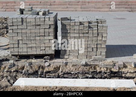 Piastrelle di strada impilate. Superficie rotta. Foto Stock