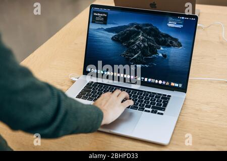Turchia, Istanbul, 17 dicembre 2019: Vendita di un nuovo Apple MacBook Pro nell'Apple Store ufficiale. L'acquirente sceglie di acquistare un notebook. Foto Stock