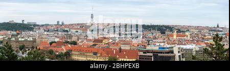 Il panorama di Praga. Il panorama urbano del campidoglio della Repubblica Ceca in una giornata di sole. La vista dettagliata della parte moderna e vecchia della città con tradizionale Foto Stock