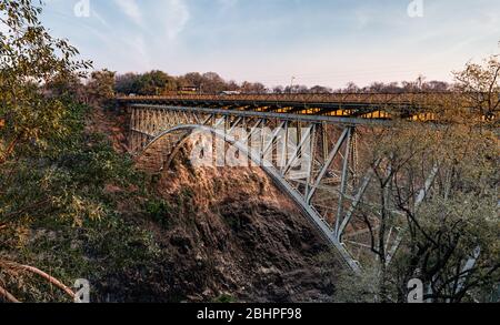 Ponte delle Cascate Vittoria (vista dal lato dello Zimbabwe) durante la stagione secca Foto Stock